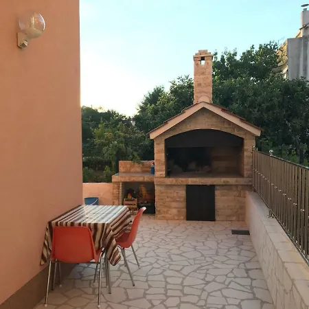 Apartment Dora *